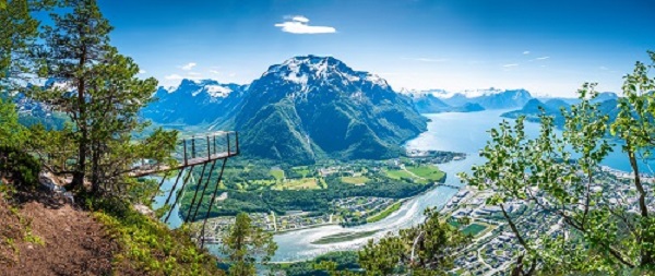 Fjellby ved fjorden